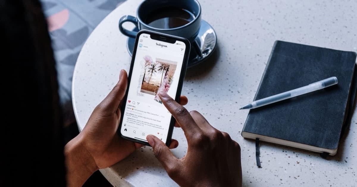 Professional deciding the best time to publish a post on LinkedIn